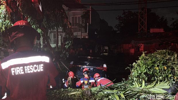Evakuasi mobil tercebur sungai