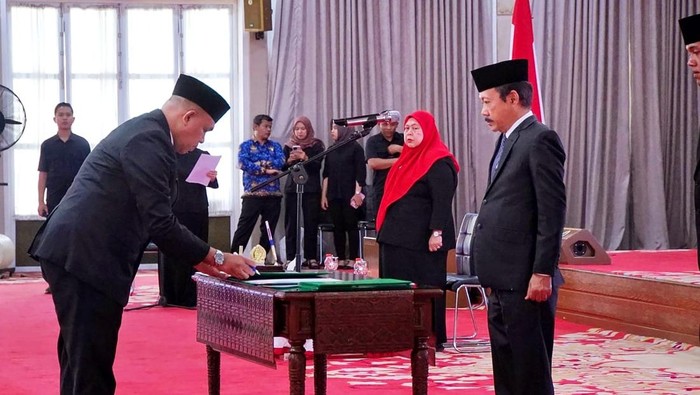 Faisal Hasrimy dilantik sebagai Kadinkes Sumut. (Dok. Diskominfo Sumut)