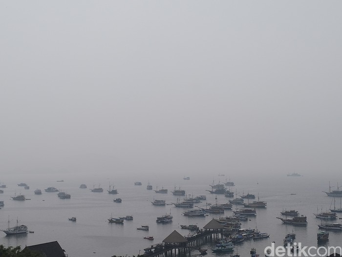 Fenomena haze atau udara kabur di perairan Labuan Bajo, Jumat (29/11/2024). (Ambrosius Ardin)