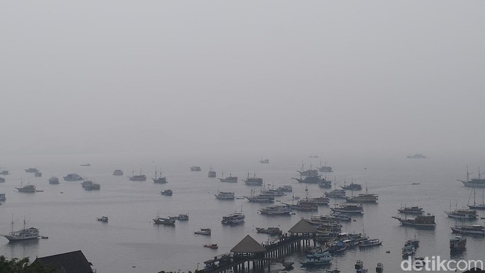 Fenomena haze atau udara kabur di perairan Labuan Bajo, Jumat (29/11/2024). (Ambrosius Ardin)