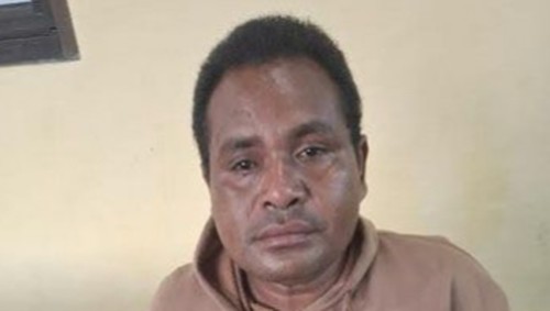 Gabriel Sengkoen (34), pelaku pembakaran terhadap kekasihnya, Mbatti Mbana, saat diamankan di Mapolresta Kupang Kota, NTT. (Dok. Polresta Kupang Kota)