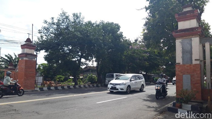 Renovasi Gapura Batas Kota Boyolali, dihentikan dan dikembalikan seperti semula.