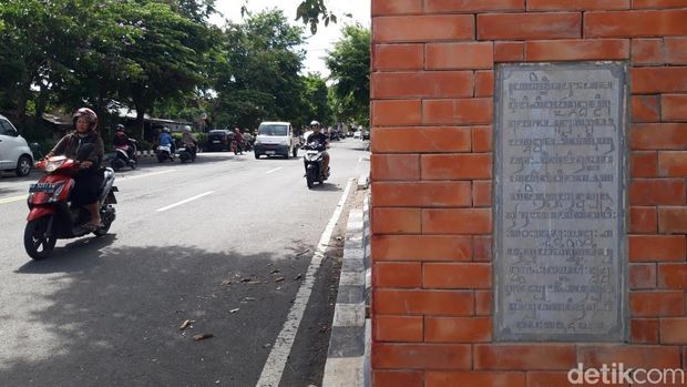 Renovasi Gapura Batas Kota Boyolali, dihentikan dan dikembalikan seperti semula.