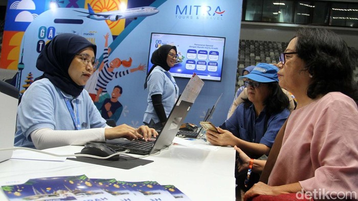 Warga memadati pameran Garuda Indonesia Travel Festival (GATF) 2024 di Istora Senayan, Jakarta, Jumat (29/11/2024). Acara travel festival ini akan berlangsung selama tiga hari yakni Jumat-Minggu, 29 November hingga 1 Desember 2024.