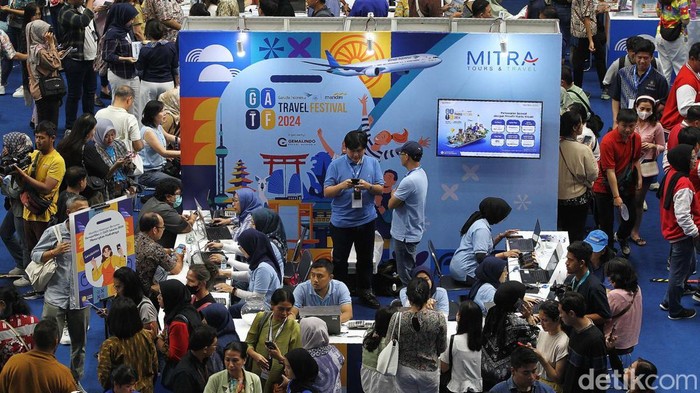 Warga memadati pameran Garuda Indonesia Travel Festival (GATF) 2024 di Istora Senayan, Jakarta, Jumat (29/11/2024). Acara travel festival ini akan berlangsung selama tiga hari yakni Jumat-Minggu, 29 November hingga 1 Desember 2024.