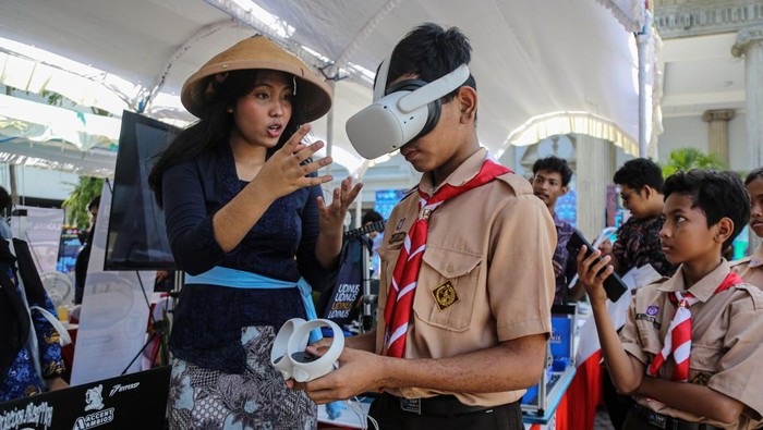 Gelar karya inovasi mahasiswa dan pelajar di Semarang Mahasiswa menjelaskan cara kerja alat pesawat nirawak (drone) pengirim pasokan medis darurat pada gelar karya inovasi teknologi dan P5 di halaman Balai Kota Semarang, Jawa Tengah, Jumat (29/11/2024). Pemerintah Kota Semarang menggelar pameran yang diikuti puluhan pelajar dari jenjang SMP, SMA/SMK, hingga unversitas tersebut untuk memberikan ruang karya inovasi ilmu guna memperkuat karakter pelajar pancasila yang mandiri dan kreatif sehingga dapat bersaing secara global dalam bidang teknologi serta kewirausahaan. ANTARA FOTO/Makna Zaezar/rwa.