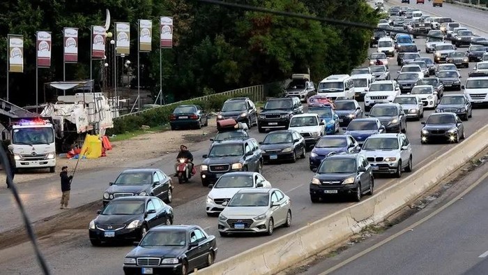 People drive on the highway between Sidon and Tyre on November 27, 2024, as displaced people make their way back to their homes in the south of Lebanon after a ceasefire between Israel and Hezbollah took effect. (File photo: AFP)