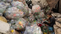 Kantong-kantong botol plastik mendominasi tumpukan sampah yang menggunung di lokasi tersebut.