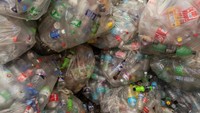 Masalah ini diperparah oleh banyaknya penggunaan plastik sekali pakai dan minimnya fasilitas pengelolaan limbah yang memadai.
