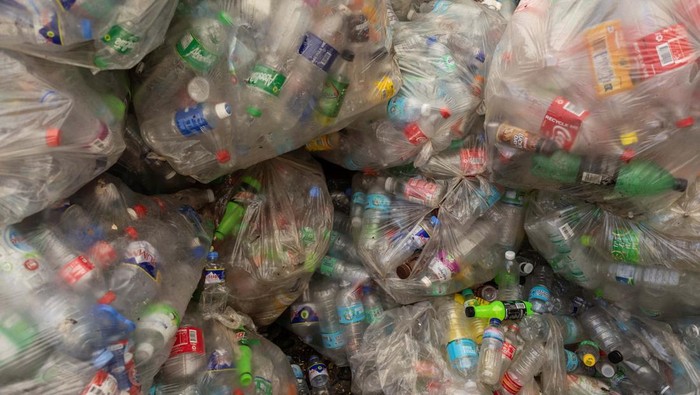 Filipina dikenal sebagai salah satu penyumbang sampah plastik terbesar di dunia. Tempat pembuangan di Rodriguez, Rizal, menjadi bukti darurat polusi ini.