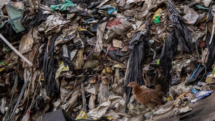 Filipina dikenal sebagai salah satu penyumbang sampah plastik terbesar di dunia. Tempat pembuangan di Rodriguez, Rizal, menjadi bukti darurat polusi ini.