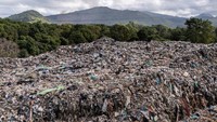 Pemandangan memilukan terlihat di tempat pembuangan sampah di Rodriguez, Provinsi Rizal, Filipina, Jumat (29/11/2024).