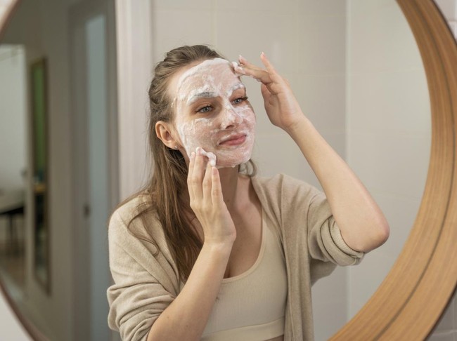 Ilustrasi wanita membersihkan wajah