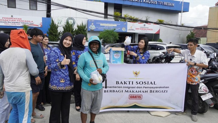 Imigrasi Medan saat berbagai makanan bergizi gratis. (dok. Imigrasi Medan)