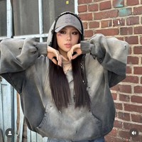 Kaos bergambar Ka’bah dengan lafaz Allah itu dikenakan INA saat membuat dance challenge bersama personelnya Chloe Young. Videonya sontak viral setelah diunggah di akun TikTok BADVILLAIN pada Rabu (27/11/2024). Foto: Instagram