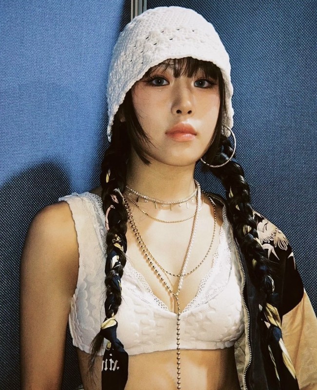 Sejumlah penggemar KPop khususnya yang beragama Islam mendesak INA untuk minta maaf. Terlebih kaos bergambar Ka’bah dengan lafaz Allah itu dikenakan INA saat melakukan tarian seksi dan mengekspos bagian perutnya. Foto: Instagram