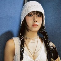 Sejumlah penggemar KPop khususnya yang beragama Islam mendesak INA untuk minta maaf. Terlebih kaos bergambar Ka’bah dengan lafaz Allah itu dikenakan INA saat melakukan tarian seksi dan mengekspos bagian perutnya. Foto: Instagram