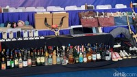 Barang tersebut mulai dari iPhone 16, tablet, tas, sepatu, kosmetik, minuman keras (miras), rokok, hingga boneka seks yang dilakukan pemusnahan secara simbolis dengan cara dipotong.  
