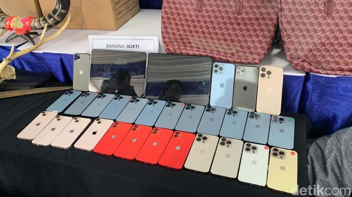 Bea Cukai Soekarno Hatta menunjukkan barang-barang ilegal yang berhasil ditindak bersama aparat penegak hukum. Barang tersebut mulai dari iPhone 16 hingga miras.