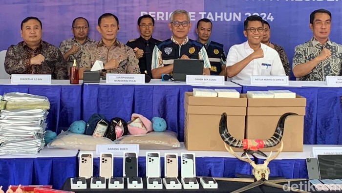 Ini iPhone 16-Miras Bernilai Miliaran yang Diselundukan ke RI Bea Cukai Soekarno Hatta menunjukkan barang-barang ilegal yang berhasil ditindak bersama aparat penegak hukum. Barang tersebut mulai dari iPhone 16 hingga miras.