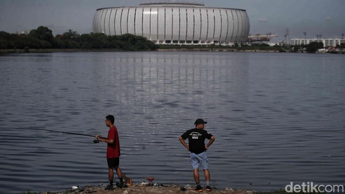 Warga beraktivitas di sekitar Jakarta International Stadium (JIS), Jakarta Utara, Jumat (29/11/2024).