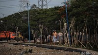 Warga berjalan di tanggul sekitar JIS.