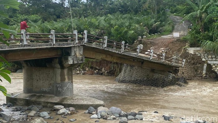 Jembatan penghubung Kecamatan Wanayasa dan Kecamatan Pagentan di Desa Karangtengah nyaris ambruk. Warga dilarang melintas, Jumat (29/11/2024).