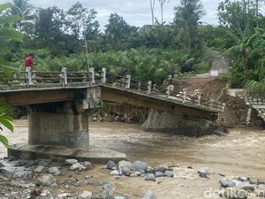 Jembatan Wanayasa-Pagentan Banjarnegara Nyaris Ambruk, Akses Jalan Putus