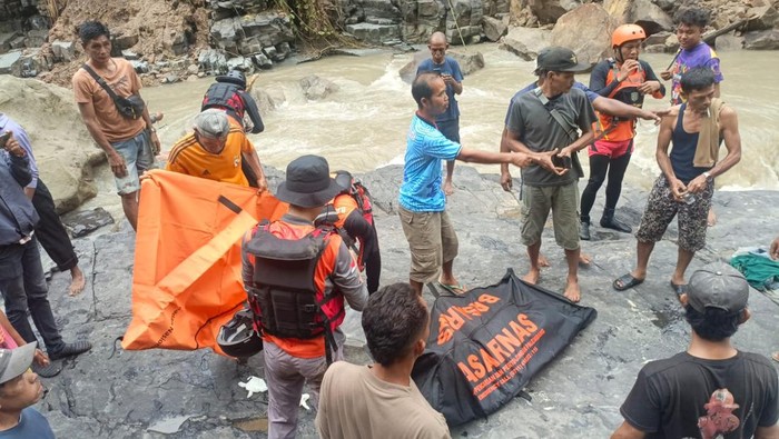 Jenazah Alfalah (15) dievakuasi tim SAR gabungan dan diserahkan ke pihak keluarga.
