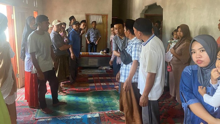 Jenazah dua korban lakalantas di Sarawak, Malaysia, tiba di rumah duka di Dusun Lendang Kekah, Desa Tampak Siring, Kecamatan Batukliang, Lombok Tengah, NTB, Jumat (29/11/2024). (Edi Suryansyah/detikBali)