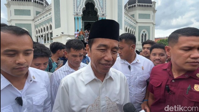 Jokowi usai salat Jumat di Masjid Raya Al-Mashun Medan. (Foto: Nizar Aldi/detikSumut)
