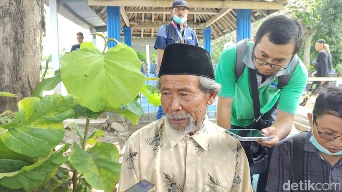 Kakek G, Siman (72) ditemui di TPU Bangunrejo, Sragen, Jumat (29/11/2024).