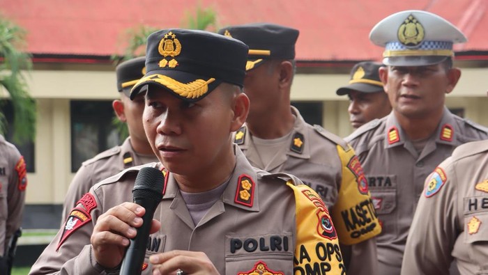 Kapolres Manggarai Barat, AKBP Christian Kadang, memberikan pengarahan di kantornya, Jumat (29/11/2024). (Ambrosius Ardin/detikBali)