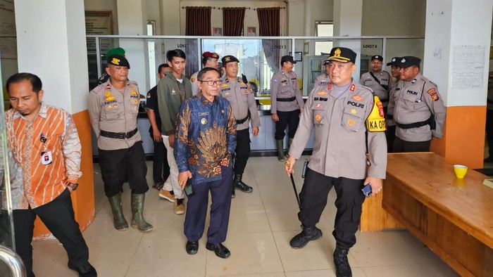Kapolres Rohil Monitoring Penghitungan di kantor PPK. (Foto:  Dok Humas Polres Rohil).