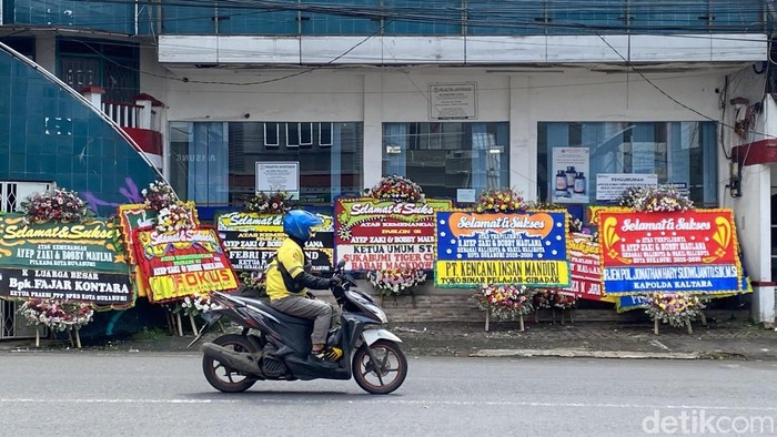 Karangan bunga berisi ucapan selamat untuk Ayep Zaki