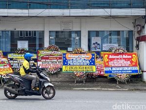 Sekber-Kediaman Ayep di Sukabumi Banjir Karangan Bunga Ucapan Kemenangan
