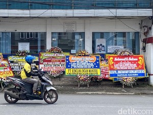 Sekber-Kediaman Ayep di Sukabumi Banjir Karangan Bunga Ucapan Kemenangan