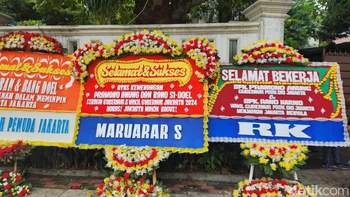 Karangan bunga dari Maruarar S dan RK di posko pemenangan Pramono-Rano, Jl Cemara Jakarta. (Adrial Akbar/detikcom).