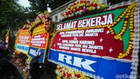 Dari sejumlah karangan bunga yang datang terdapat nama-nama pengirimnya mulai dari RK, Maruarar S hingga Ikatan Janda Indonesia. 