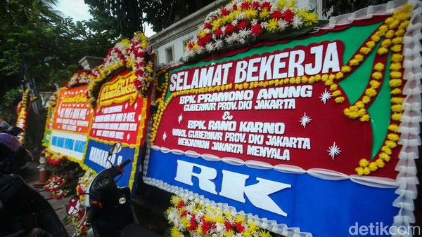 Karangan Bunga Penuhi di Posko Pramono-Rano Karno