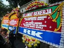 Karangan Bunga Penuhi di Posko Pramono-Rano Karno