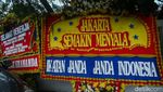 Karangan Bunga Penuhi di Posko Pramono-Rano Karno
