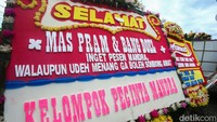 Ada pula kata-kata unik dari Kelompok Pecinta Manda dengan ucapan Inget Pesen Mandra, Kalo Udah Menang Ga Boleh Sombong Amat. 
