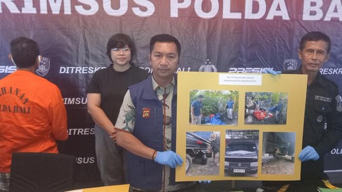 Kasubdit IV Tipidter Ditreskrimsus Polda Bali, AKBP Iqbal Sangaji, menunjukkan foto barang bukti berupa pikap dan beberapa jeriken dari hasil pengungkapan kasus penimbunan BBM Pertalite saat konferensi pers, Jumat (29/11/2024). (Aryo Mahendro/detikBali)