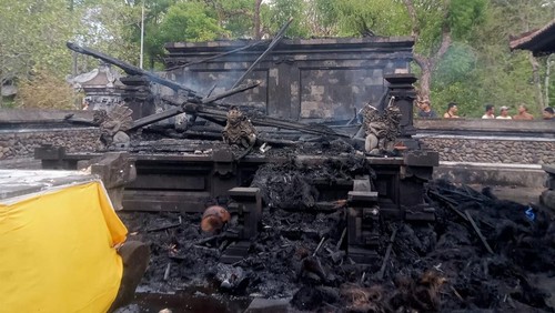 Kebakaran hebat melanda Pura Puseh dan Pura Panti di Desa Culik, Kecamatan Abang, Kabupaten Karangasem, Bali, Jumat (29/11/2024). (Foto: Istimewa)