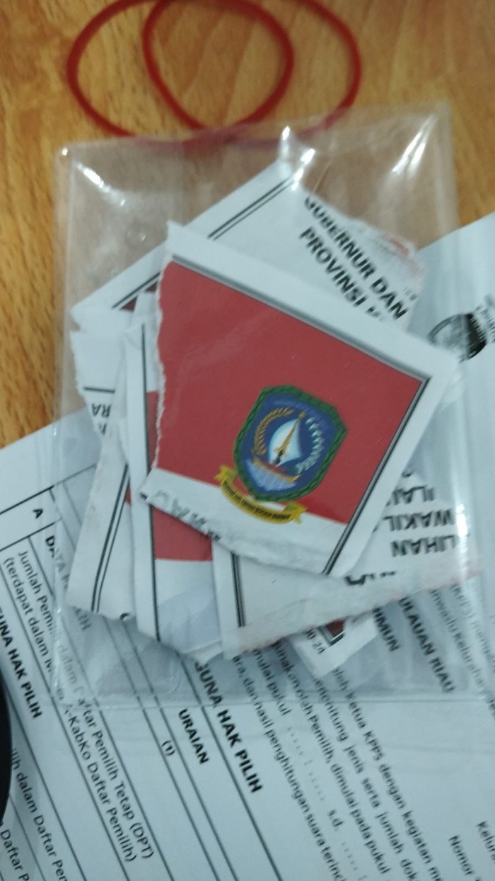 Kertas Suara Pilgub Kepri yang dirusak warga di Karimun. (Istimewa)