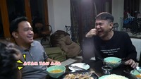 Makan-makan bareng Ruben Onsu, keduanya tampak akrab menyantap soto dan hidangan lainnya. Foto: Instagram @abiramzi76