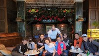 Berkumpul bareng Raffi Ahmad dan beberapa rekan lainnya, ini jadi cara Ramzi untuk bersantai dan ngopi bersama.  Foto: Instagram @abiramzi76