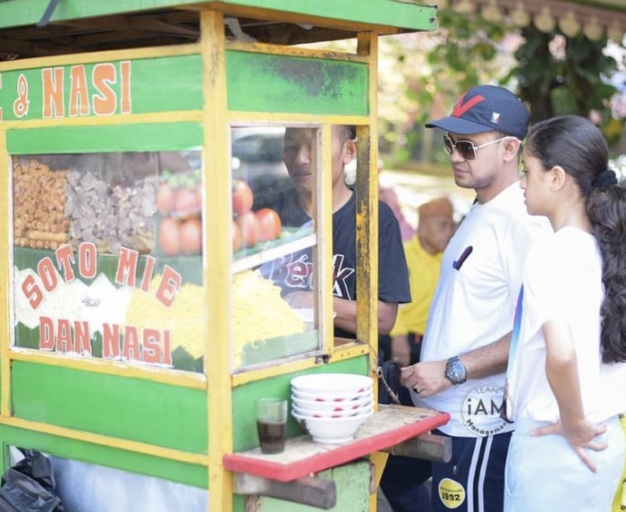 Keseruan Ramzi Saat Makan Pepes hingga Ngeliwet Bareng Warga Cianjur