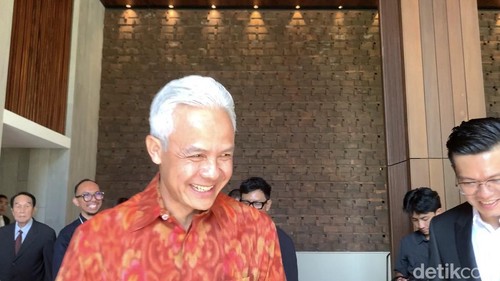 Ketua DPP PDIP Ganjar Pranowo seusai menghadiri Rakernas Ikadin di Jimbaran, Badung, Bali, Jumat (29/11/2024). (Foto: Rizki Setyo/detikBali)